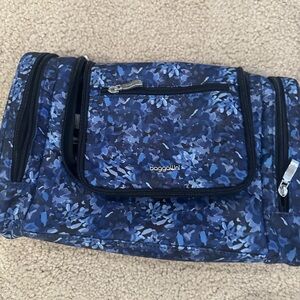 Baggallini blue floral travel toiletries Organizer Bag cosmetic pockets space
